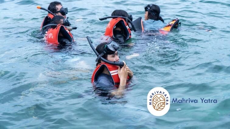 Kegiatan snorkeling sebagai contoh ekowisata bahari yang berfokus pada pelestarian laut
